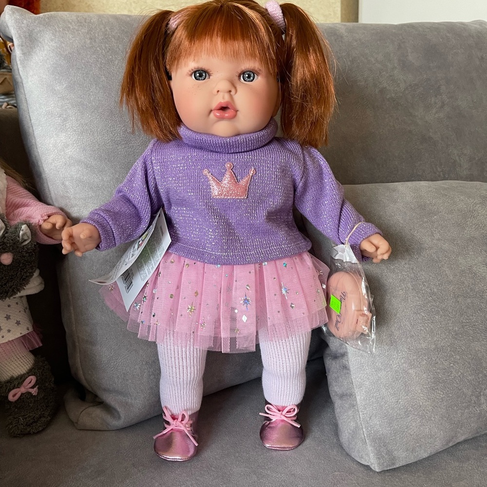 The dolls are made from organic rubber.  smell of vanilla.  from Spain